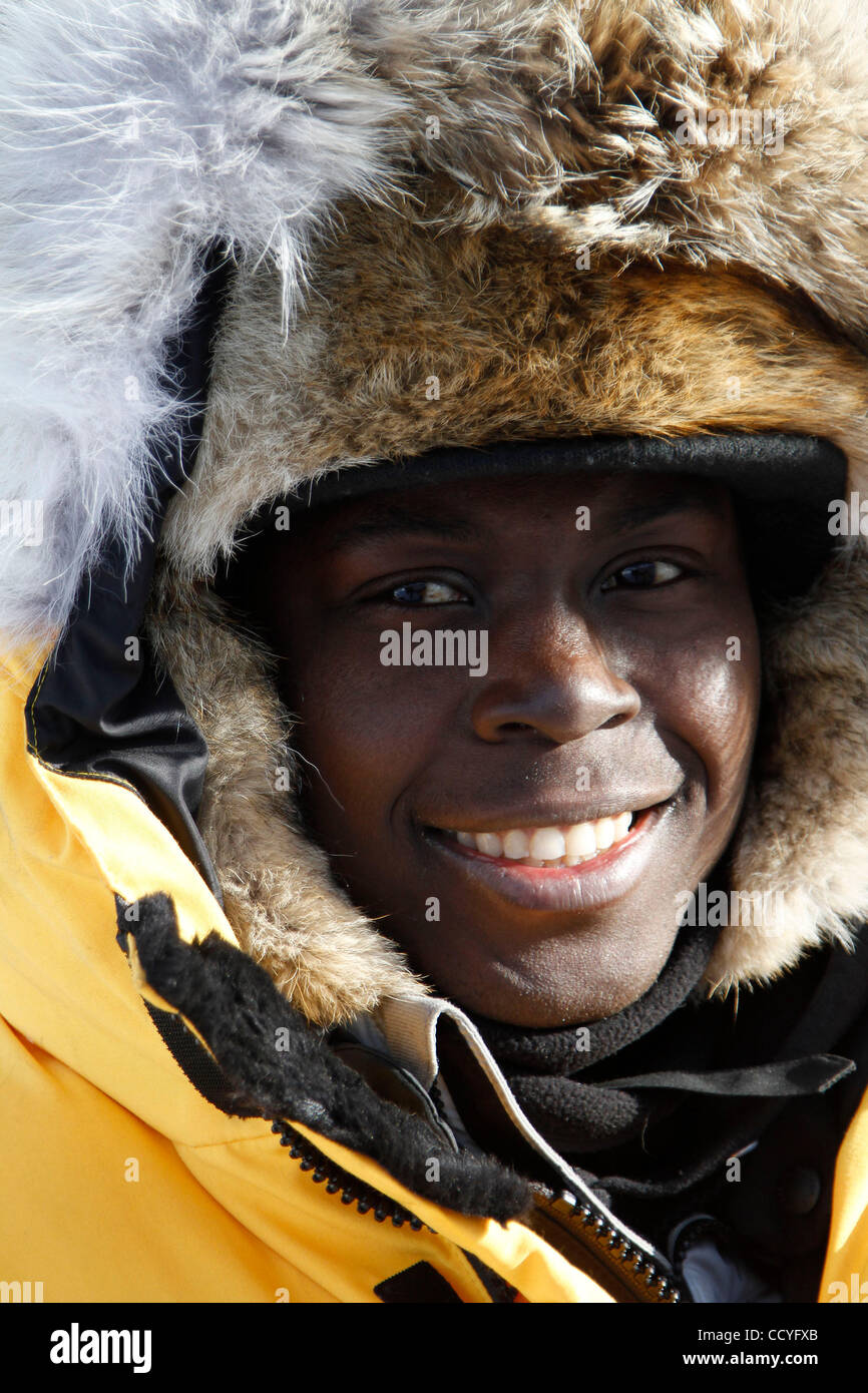 Il giamaicano musher Newton Marshall, da St. Ann Giamaica, barzellette intorno prima l inizio ufficiale del 1100 mile Iditarod Trail Sled Dog Race a nome di Willow, Alaska domenica 7 marzo, 2010. Marshall che è sponsorizzato dalla cantante, song writer Jimmy Buffett è il primo musher dalla Giamaica per eseguire la Foto Stock