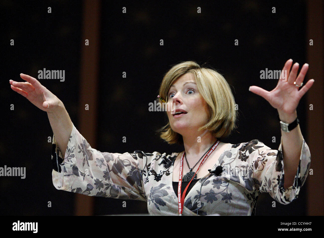 Gio 11 Mar 10 (mbchoir03) Foto di Mike Brown. Sandra neve, dall'università di Stato del Michigan, dirige la American Choral Directors Association Divisione meridionale per bambini coro onore durante la pratica presso la ACDA Divisione meridionale la conferenza nel centro di cannone. Il gruppo si esibirà in un libero conce Foto Stock