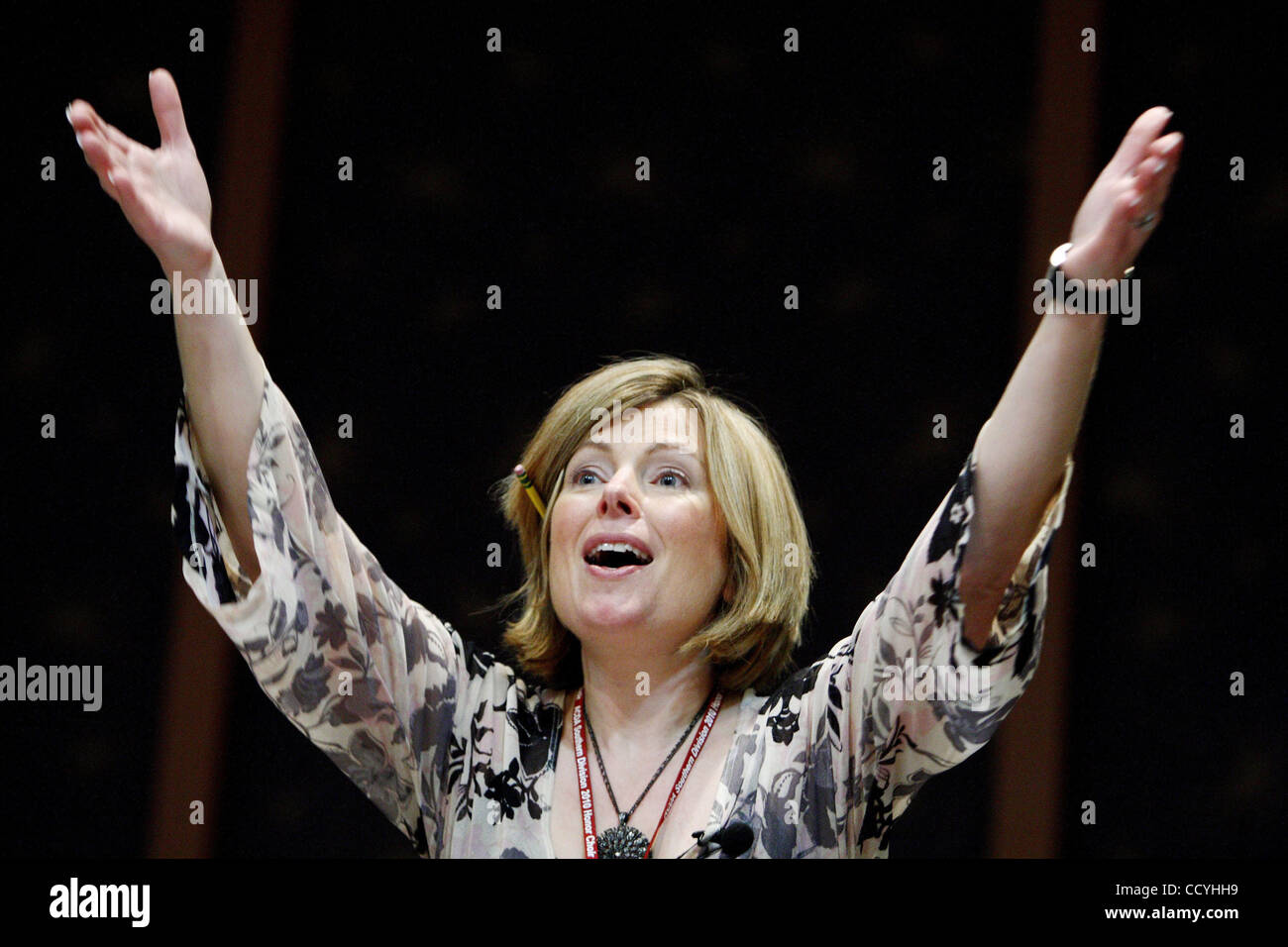 Gio 11 Mar 10 (mbchoir02) Foto di Mike Brown. Sandra neve, dall'università di Stato del Michigan, dirige la American Choral Directors Association Divisione meridionale per bambini coro onore durante la pratica presso la ACDA Divisione meridionale la conferenza nel centro di cannone. Il gruppo si esibirà in un libero conce Foto Stock
