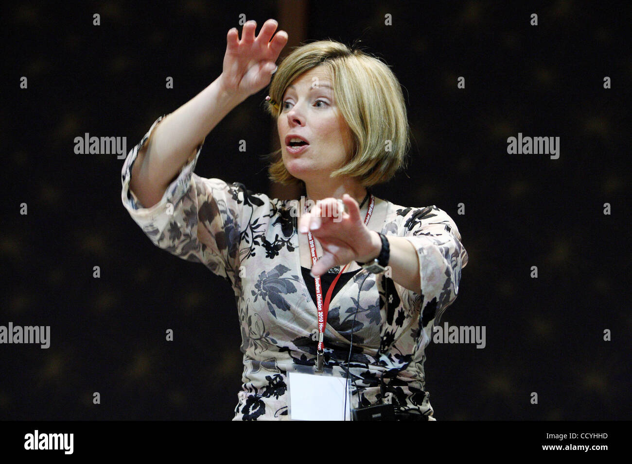 Gio 11 Mar 10 (mbchoir04) Foto di Mike Brown. Sandra neve, dall'università di Stato del Michigan, dirige la American Choral Directors Association Divisione meridionale per bambini coro onore durante la pratica presso la ACDA Divisione meridionale la conferenza nel centro di cannone. Il gruppo si esibirà in un libero conce Foto Stock