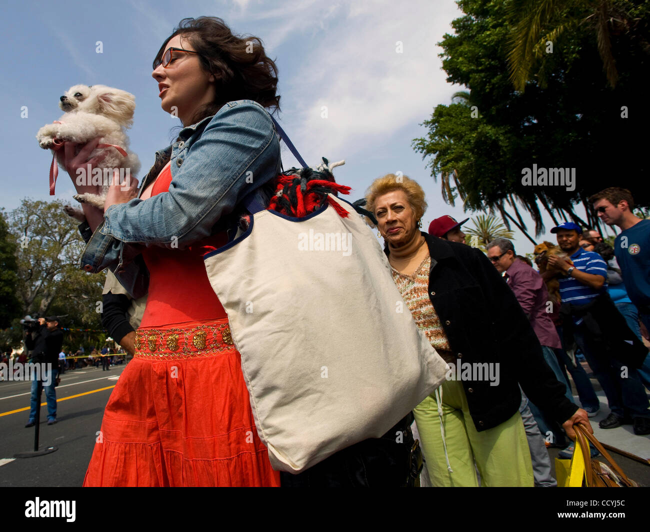 3 aprile 2010 - Los Angeles, California, Stati Uniti d'America - animali domestici e i loro proprietari fanno la loro strada verso la parte anteriore della linea durante la benedizione annuale degli animali al El Pueblo monumento storico su Olvera Street. La secolare cerimonia risale al quarto secolo, quando la gente dovrebbe portare loro un Foto Stock