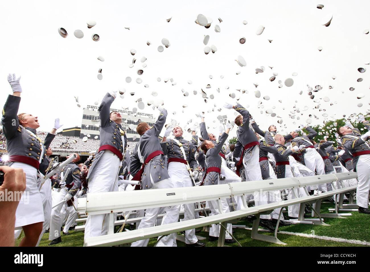 22 maggio 2010 - punto ad ovest di New York, Stati Uniti - Stati Uniti Accademia militare di Classe 2010 mescolare i loro cappelli a conclusione della cerimonia di laurea a Michie Stadium. Per la prima volta quest anno di laurea in primo piano due femmina cadetti prendendo gli onori. Le scuole valedictorian e lo studente wit Foto Stock