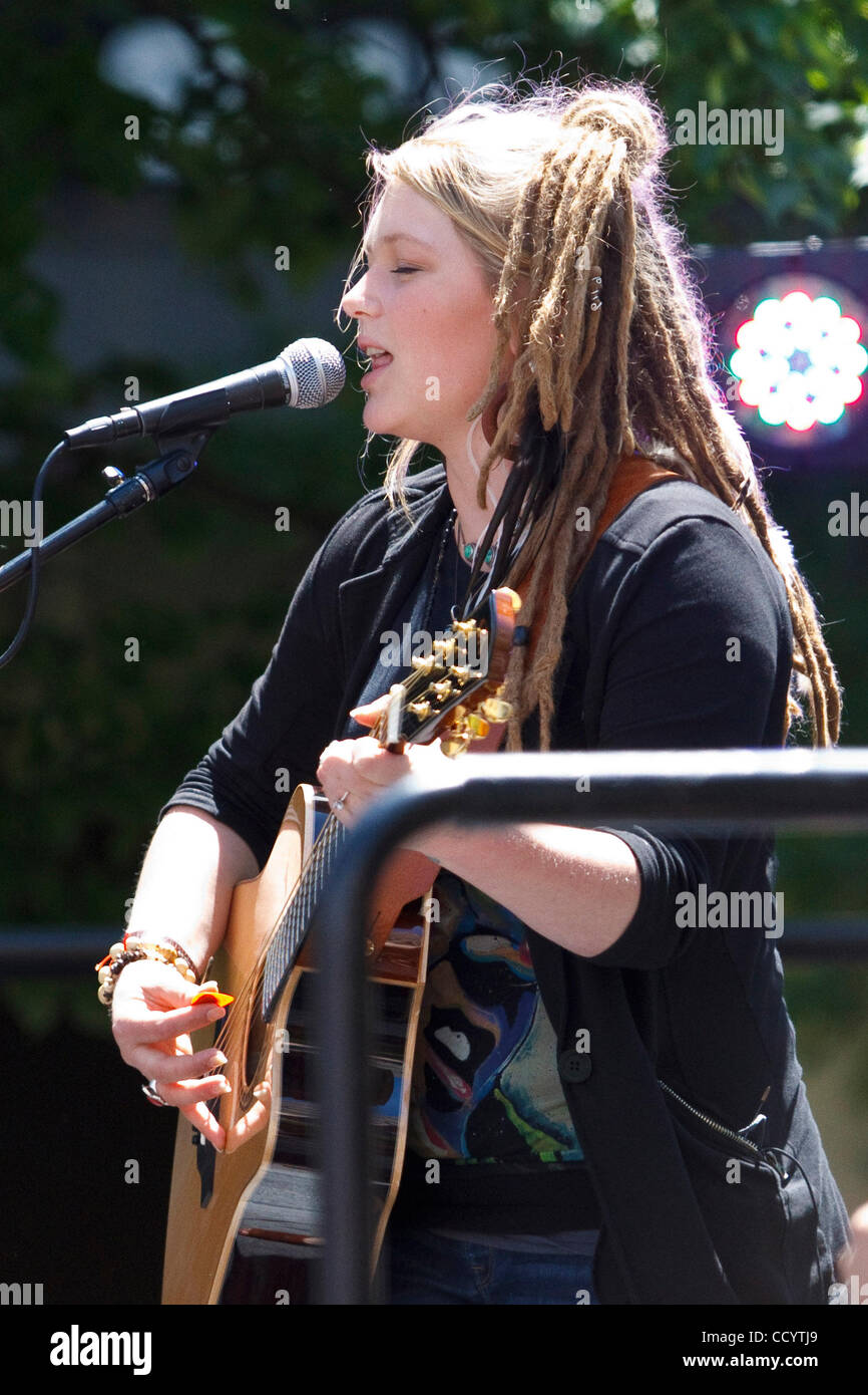 14 MAGGIO 2010: American Idol contestant Crystal Bowersox esegue in Levis Square per la sua città natale in festa a Toledo, Ohio. Foto Stock