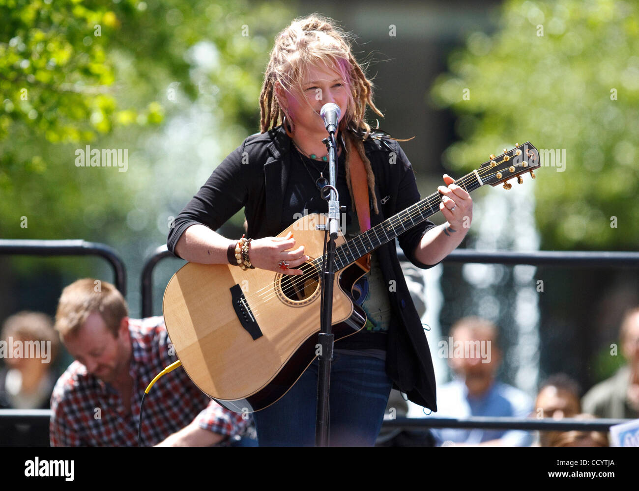 14 MAGGIO 2010: American Idol contestant Crystal Bowersox esegue in Levis Square per la sua città natale in festa a Toledo, Ohio. Foto Stock