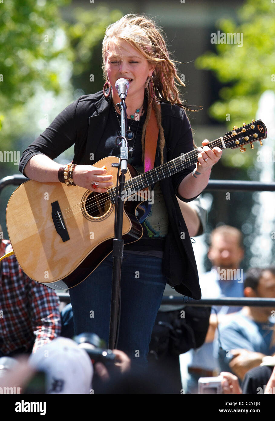 14 MAGGIO 2010: American Idol contestant Crystal Bowersox esegue in Levis Square per la sua città natale in festa a Toledo, Ohio. Foto Stock