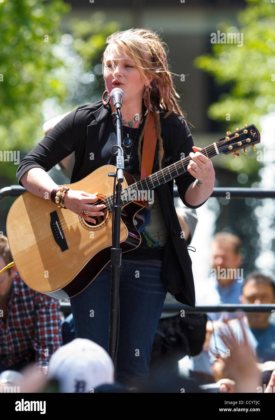 14 MAGGIO 2010: American Idol contestant Crystal Bowersox esegue in Levis Square per la sua città natale in festa a Toledo, Ohio. Foto Stock