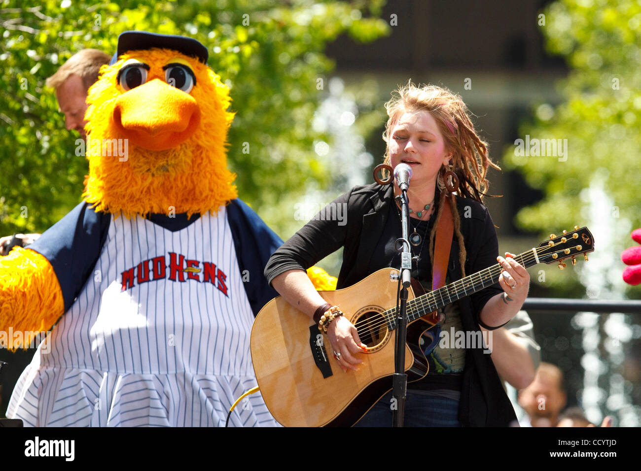 14 MAGGIO 2010: American Idol contestant Crystal Bowersox esegue con Mudhen fangoso in Levis Square per la sua città natale in festa a Toledo, Ohio. Foto Stock