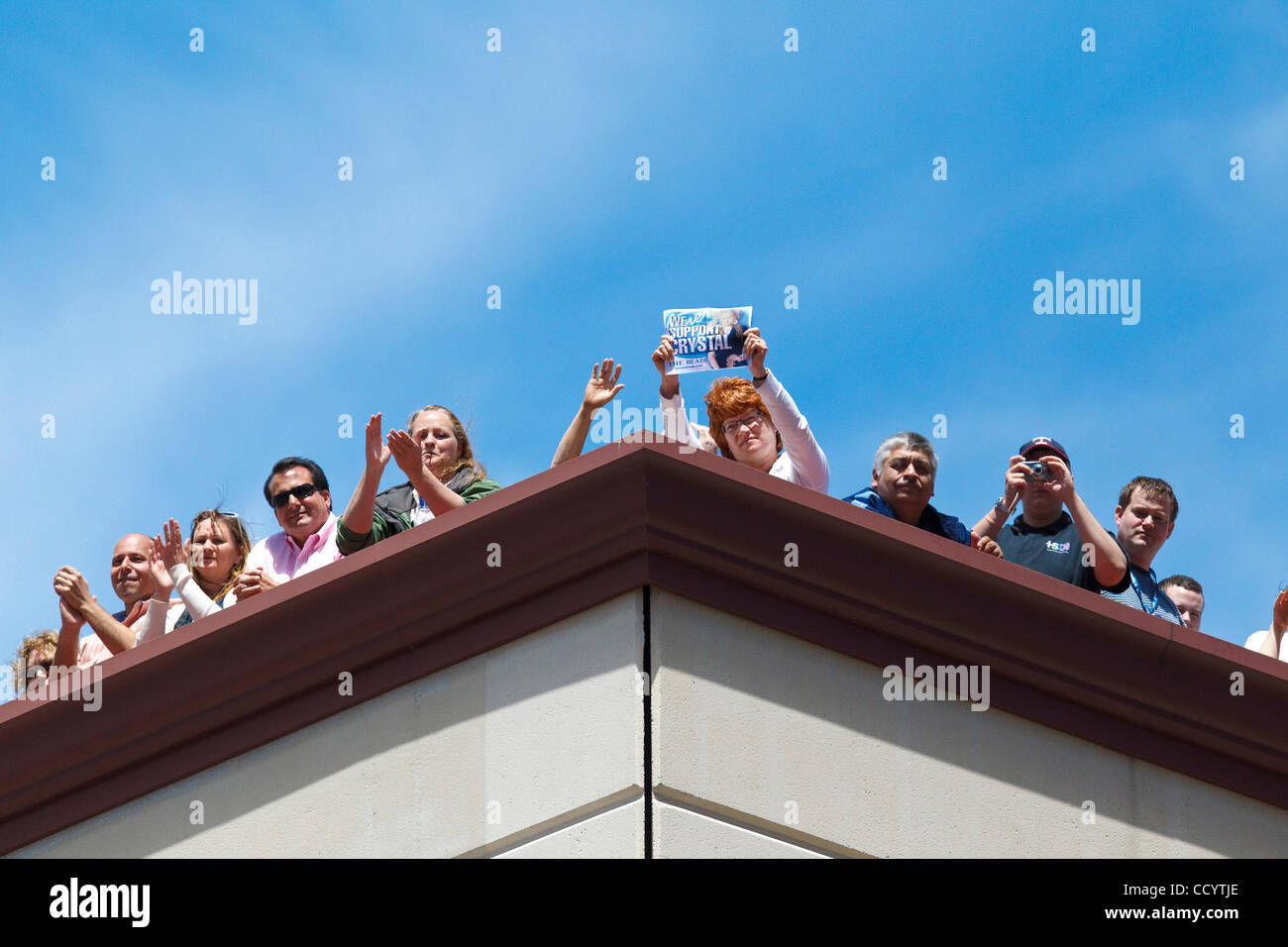 14 MAGGIO 2010: ventola line up sul tetto di un garage per il parcheggio per vedere American Idol contestant Crystal Bowersox eseguire per la sua città natale in festa a Toledo, Ohio. Foto Stock