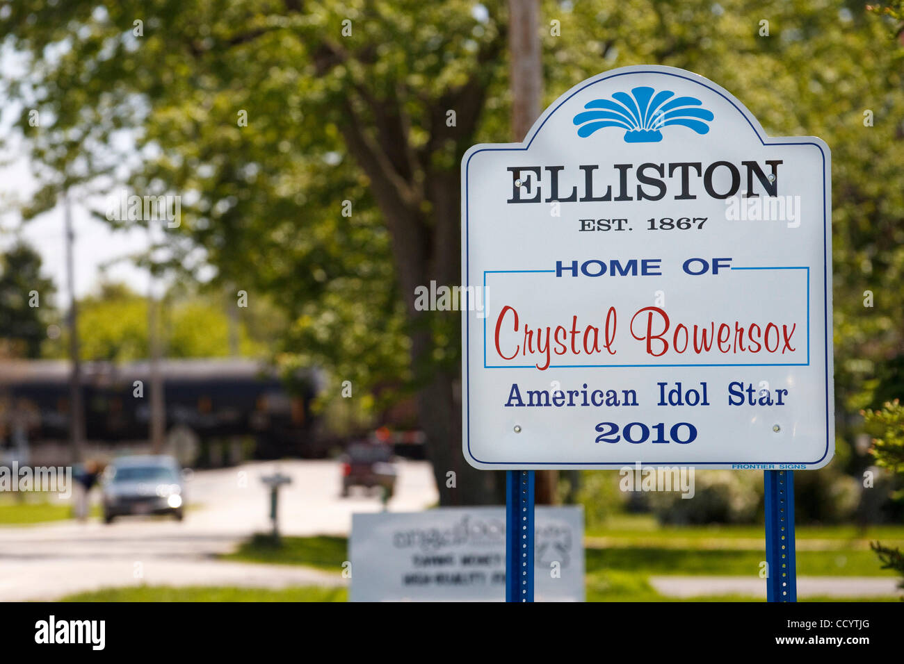 14 MAGGIO 2010: American Idol contestant Crystal Bowersox hometown post un segno alla città bordo. Elliston, OH Foto Stock