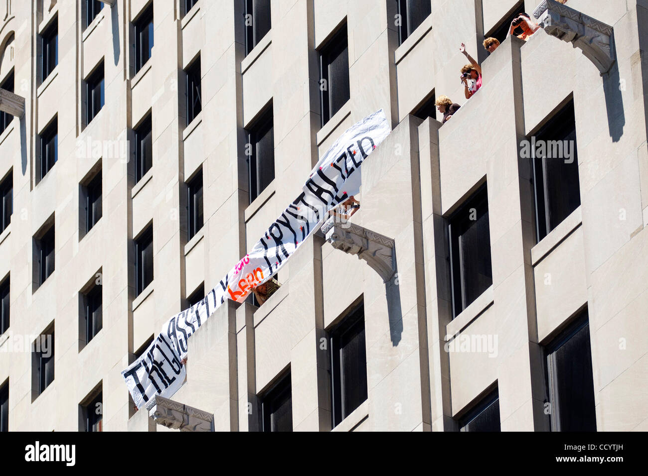 14 MAGGIO 2010: i fan di American Idol contestant Crystal Bowersox appendere striscioni off degli edifici per uffici in Cavendish Toledo per la sua città natale in festa a Toledo, Ohio. Foto Stock