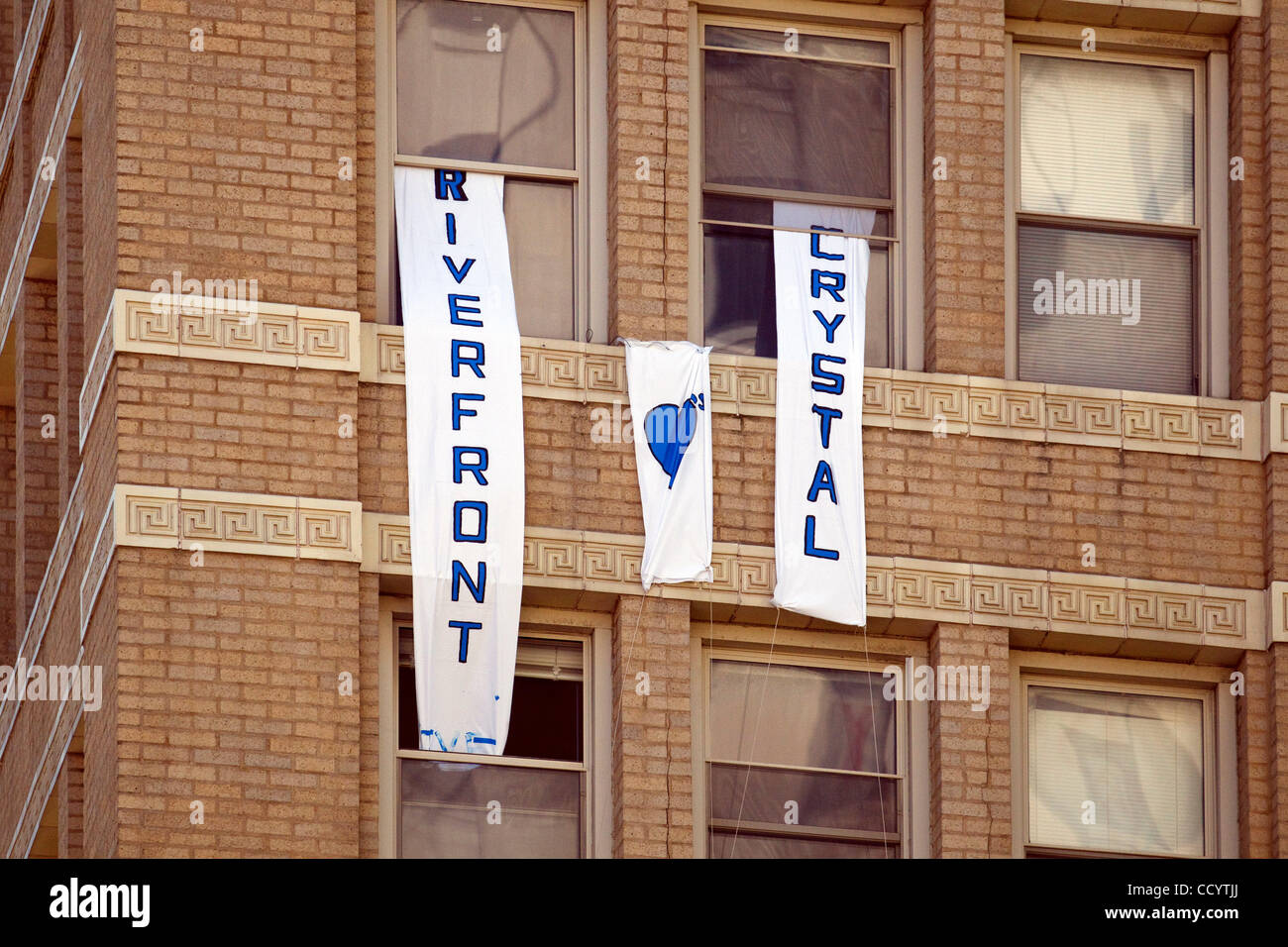 14 MAGGIO 2010: i fan di American Idol contestant Crystal Bowersox appendere striscioni off degli edifici per uffici in Cavendish Toledo per la sua città natale in festa a Toledo, Ohio. Foto Stock