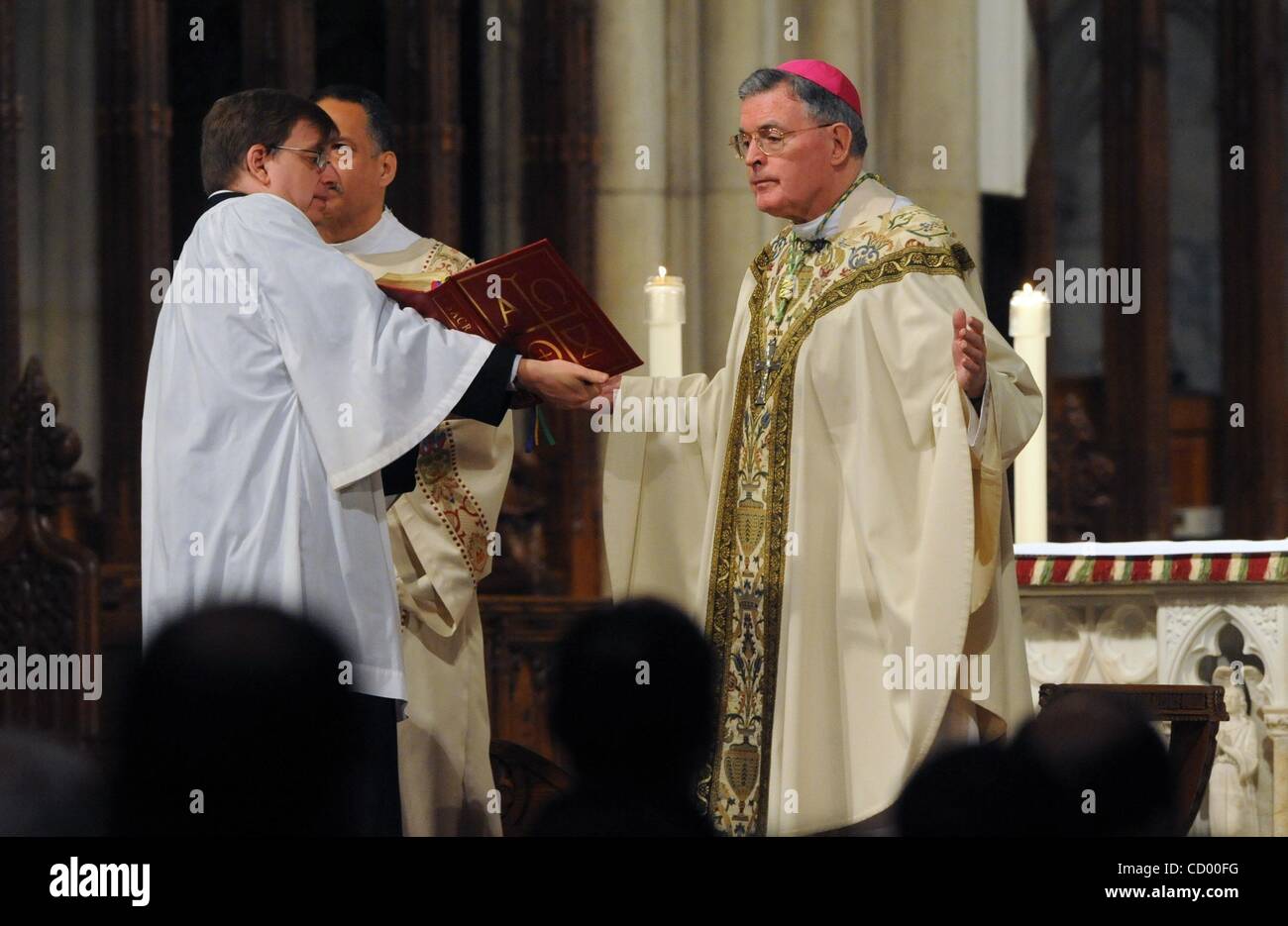 Apr 11, 2010 - Manhattan, New York, Stati Uniti d'America - Reverendissimo GERALD T. Walsh celebra la Messa di questa mattina presso la Cattedrale di San Patrizio sulla Quinta Avenue. (Credito Immagine: Â© Bryan Smith/ZUMA Press) Foto Stock