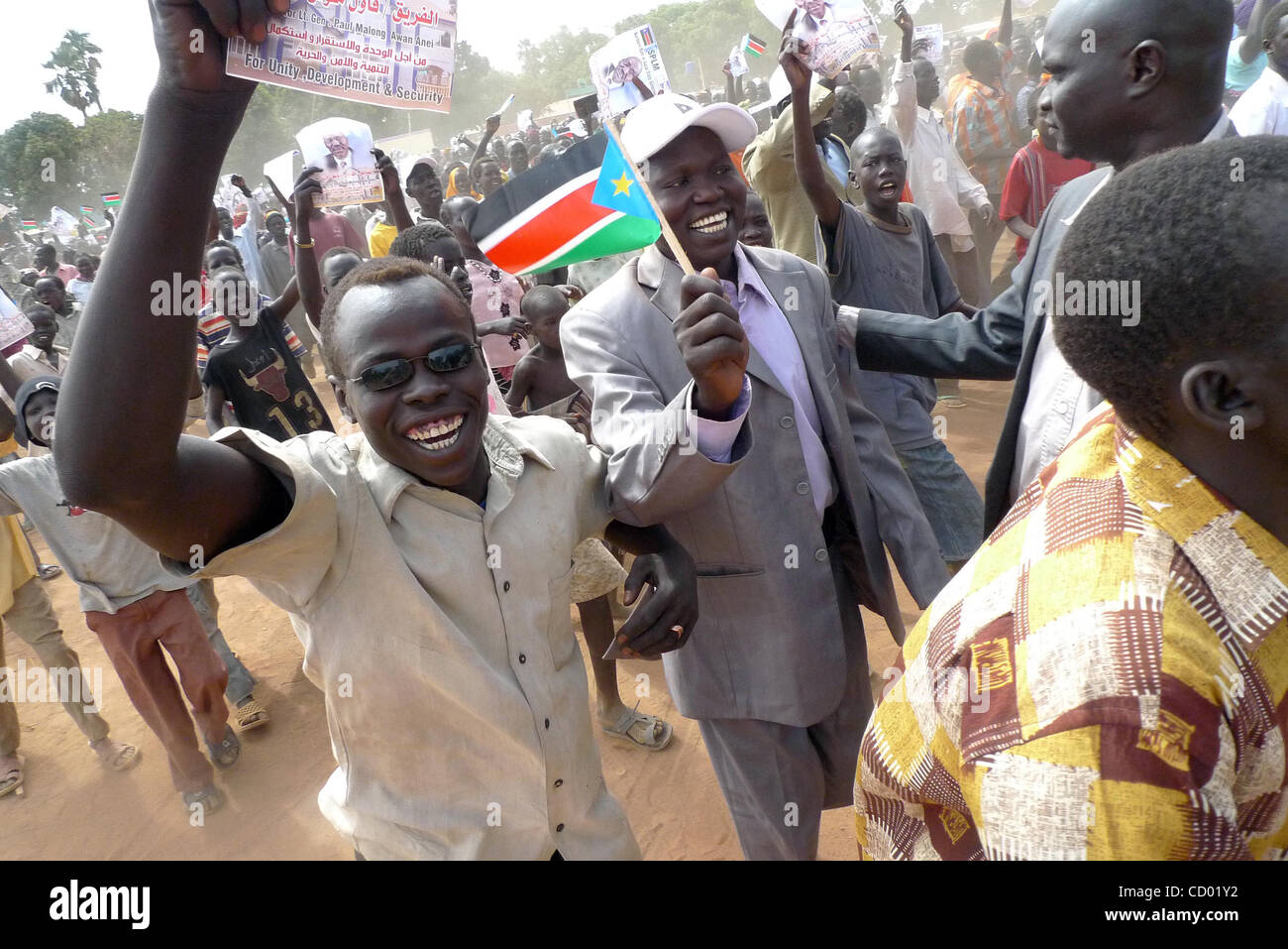 Mar 02, 2010 - Aweil, Sudan - i sostenitori del movimento di liberazione del popolo sudanese di marzo a una politica dei rally in Aweil, la capitale del Sudan del nord di Bahr al Ghazal, membro. Il Sudan si terranno le prime elezioni democratiche in 24 anni a partire dal 11 aprile come parte di un 2005 Accordo di pace firmato tra Foto Stock