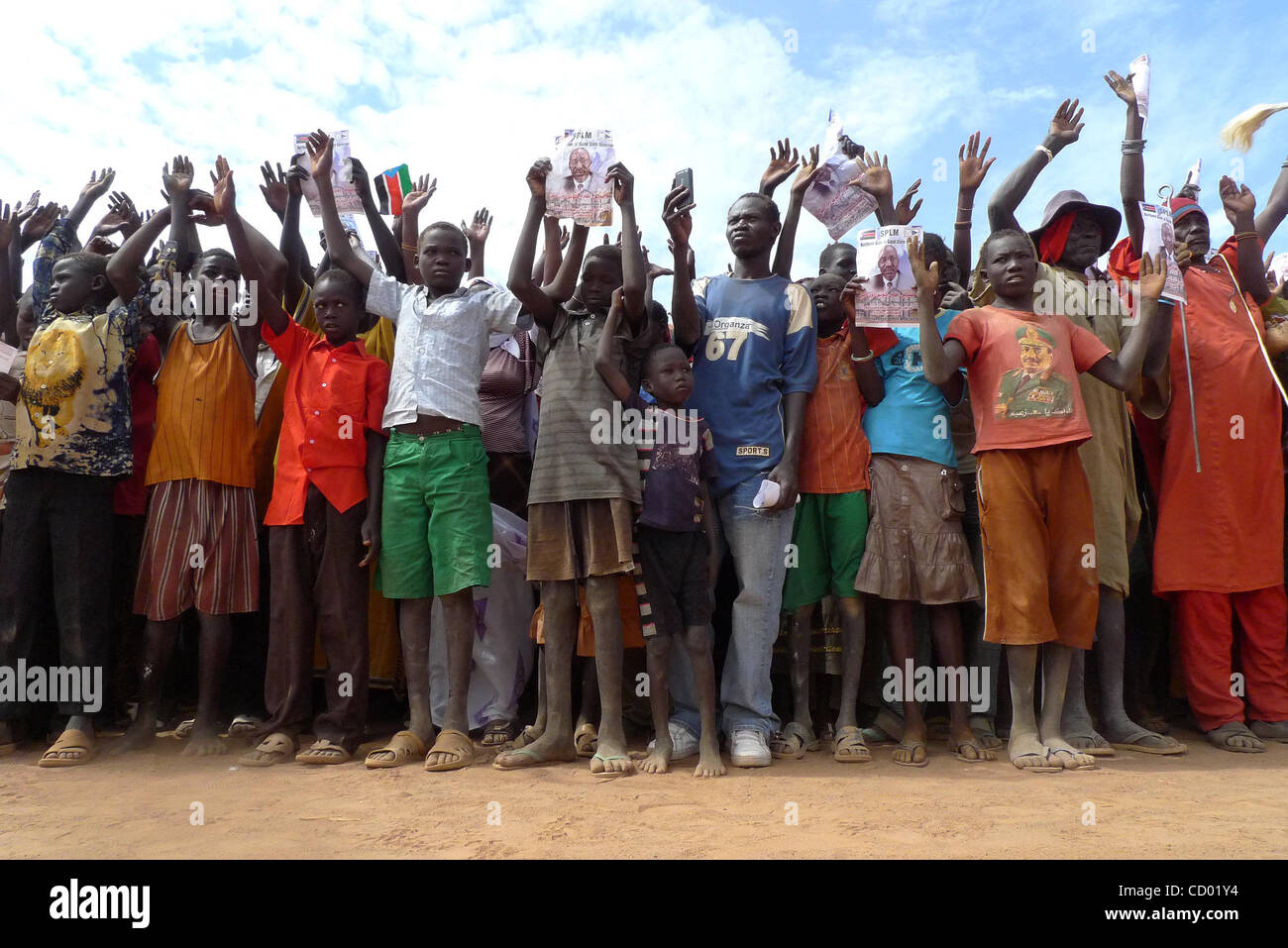 Mar 02, 2010 - Aweil, Sudan - uomini sudanesi, donne e bambini alza le mani e segni politici a manifestare il loro sostegno a un Sudan Movimento Popolare per la liberazione politica dei rally in Aweil, la capitale del Sudan del nord di Bahr al Ghazal, membro. Il Sudan si terranno le prime elezioni democratiche in 24 anni Foto Stock