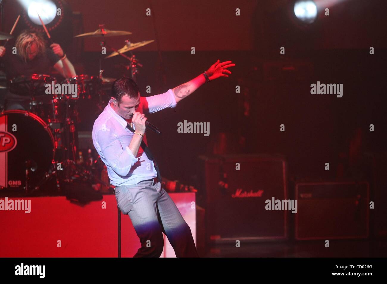Mar 18, 2010 - Austin, Texas, Stati Uniti d'America - SCOTT WEILAND canta e ERIC KRETZ riproduce i tamburi, sinistra, durante una performance del Stone Temple Pilots (STP) riprodurre il Music Hall di Austin, durante il South by Southwest festival 2010. (Credito Immagine: Â© Jana Birchum/ZUMA Press) Foto Stock