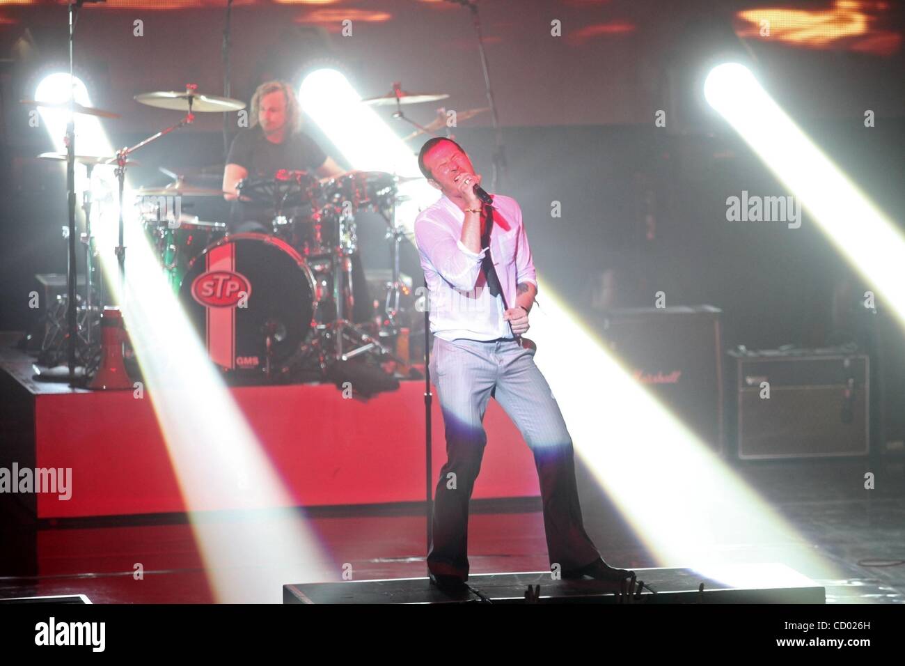 Mar 18, 2010 - Austin, Texas, Stati Uniti d'America - SCOTT WEILAND canta e ERIC KRETZ riproduce i tamburi, sinistra, durante una performance del Stone Temple Pilots (STP) riprodurre il Music Hall di Austin, durante il South by Southwest festival 2010. (Credito Immagine: Â© Jana Birchum/ZUMA Press) Foto Stock