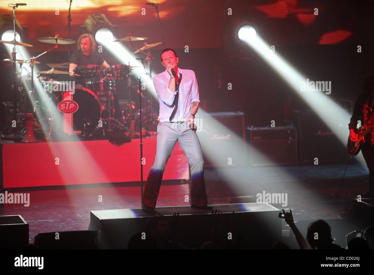 Mar 18, 2010 - Austin, Texas, Stati Uniti d'America - SCOTT WEILAND canta e ERIC KRETZ riproduce i tamburi, sinistra, durante una performance del Stone Temple Pilots (STP) riprodurre il Music Hall di Austin, durante il South by Southwest festival 2010. (Credito Immagine: Â© Jana Birchum/ZUMA Press) Foto Stock