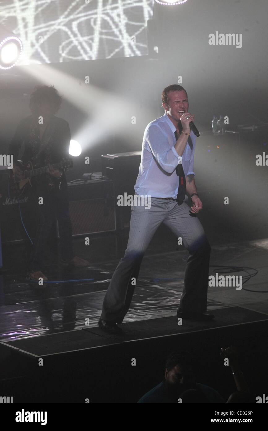 Mar 18, 2010 - Austin, Texas, Stati Uniti d'America - SCOTT WEILAND canta durante una performance della Stone Temple Pilots (STP) riprodurre il Music Hall di Austin, durante il South by Southwest festival 2010. (Credito Immagine: Â© Jana Birchum/ZUMA Press) Foto Stock