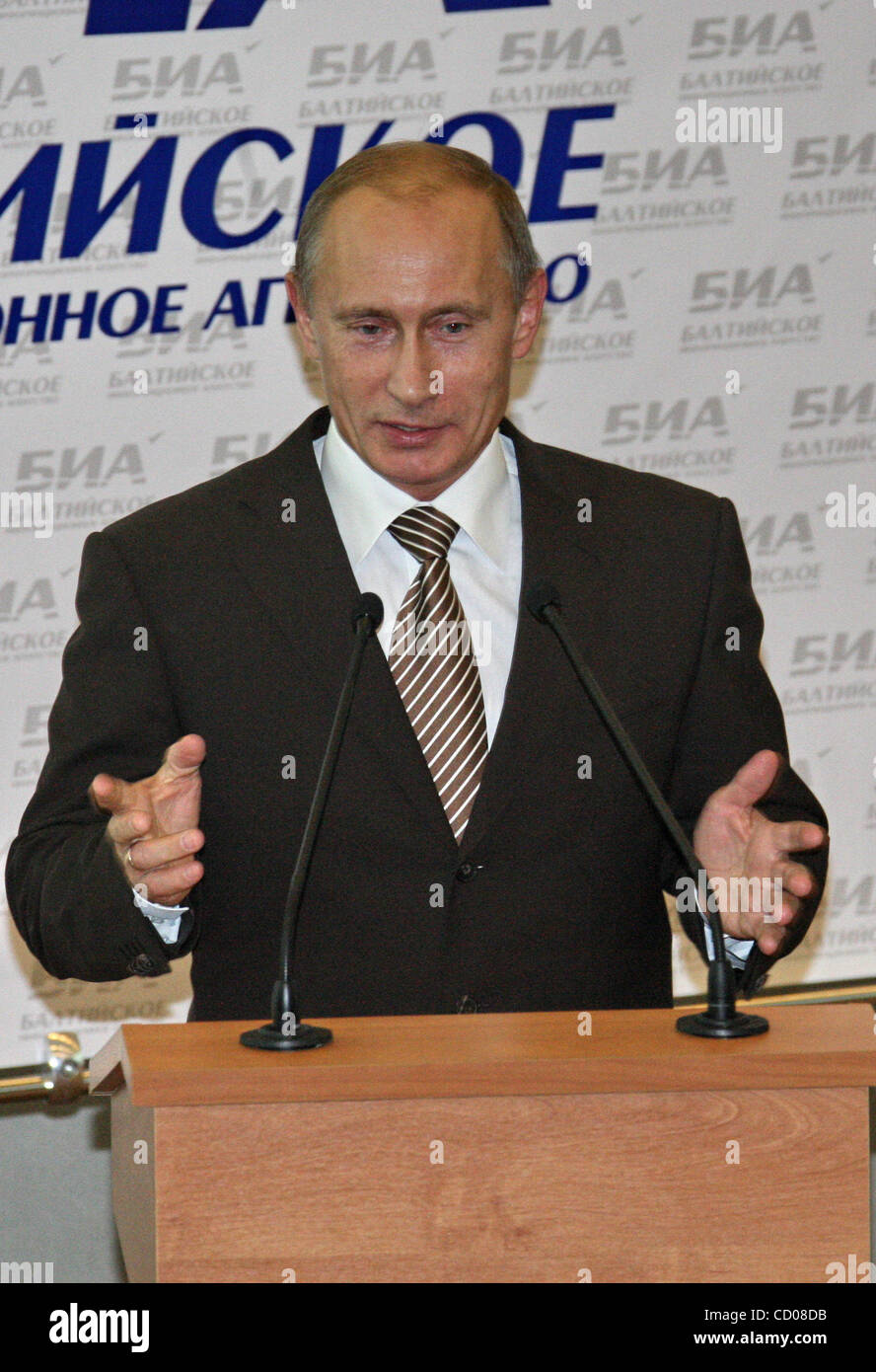 Vladimir Putin è fuori sul video come un maestro di judo. "Impariamo il judo con Vladimir Putin' è il prodotto della collaborazione tra Putin - cintura nera - e il vecchio mondo e Olympic Champion judo Yasuhiro Yamashita. Nella foto: Russo di primo ministro Vladimir Putin in occasione della presentazione di "Impariamo ju Foto Stock