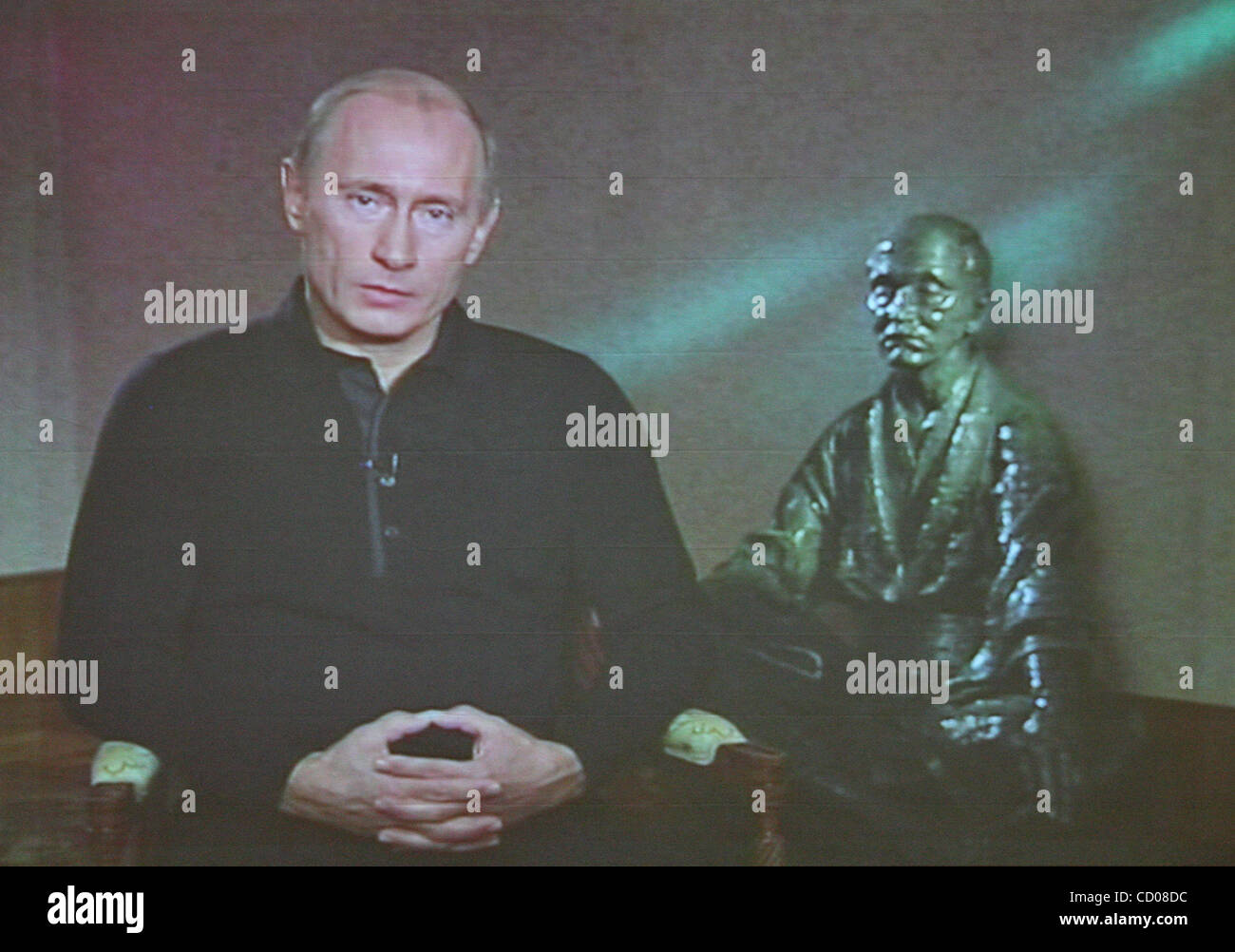 Vladimir Putin è fuori sul video come un maestro di judo. "Impariamo il judo con Vladimir Putin' è il prodotto della collaborazione tra Putin - cintura nera - e il vecchio mondo e Olympic Champion judo Yasuhiro Yamashita. Nella foto: screenshot (film ancora) forma di Putin filmato. Foto Stock