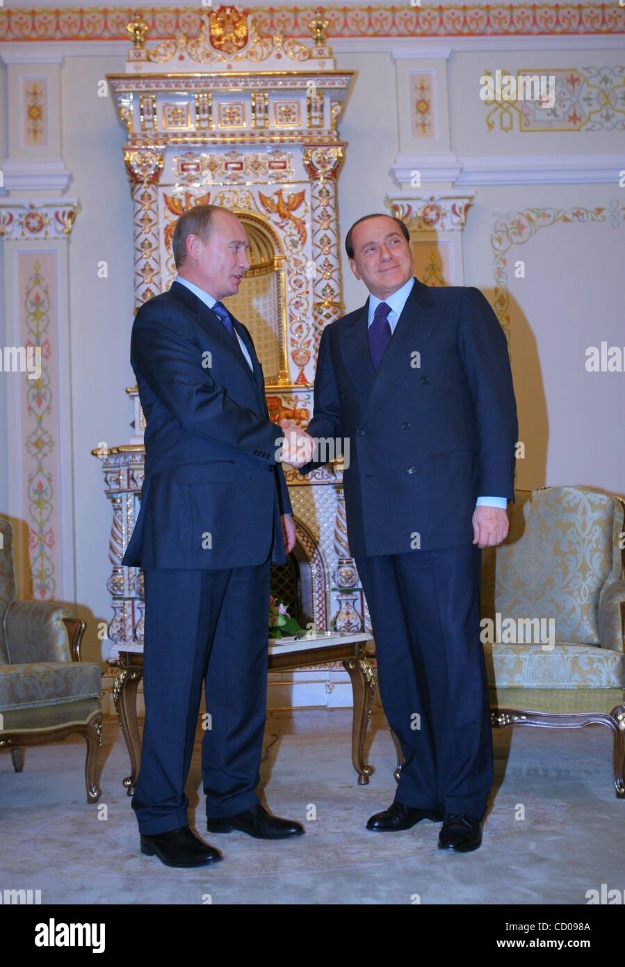 Nov 06, 2008 - Novo-Ogarevo, Russia - Il Primo Ministro italiano Silvio Berlusconi e il primo ministro russo Vladimir Putin si incontrano a Novo-Ogarevo residence vicino a Mosca . (Credito Immagine: Â© PhotoXpress/ZUMA Premere) Restrizioni: * Il Nord e Sud America e diritti solo * Foto Stock