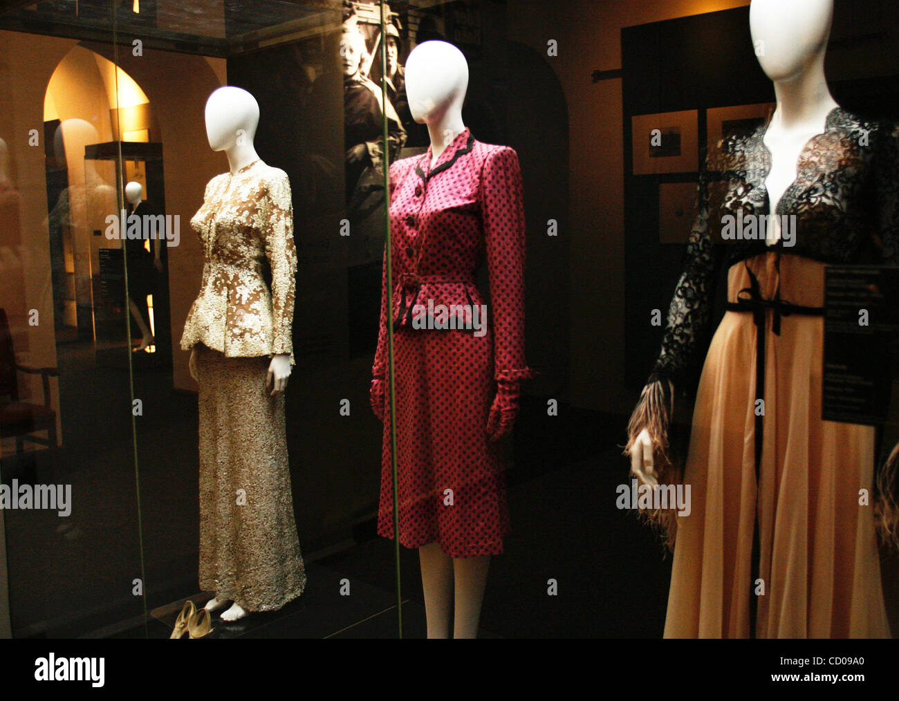 Grande Marlene Dietrich Mostra A Mosca Questa Mostra Presenta Sia Una Biografia E Un Documentario Di Dimensione E E La Presentazione Di Oggetti Personali Prevalentemente Abbigliamento E Foto Relative Alla Vita E