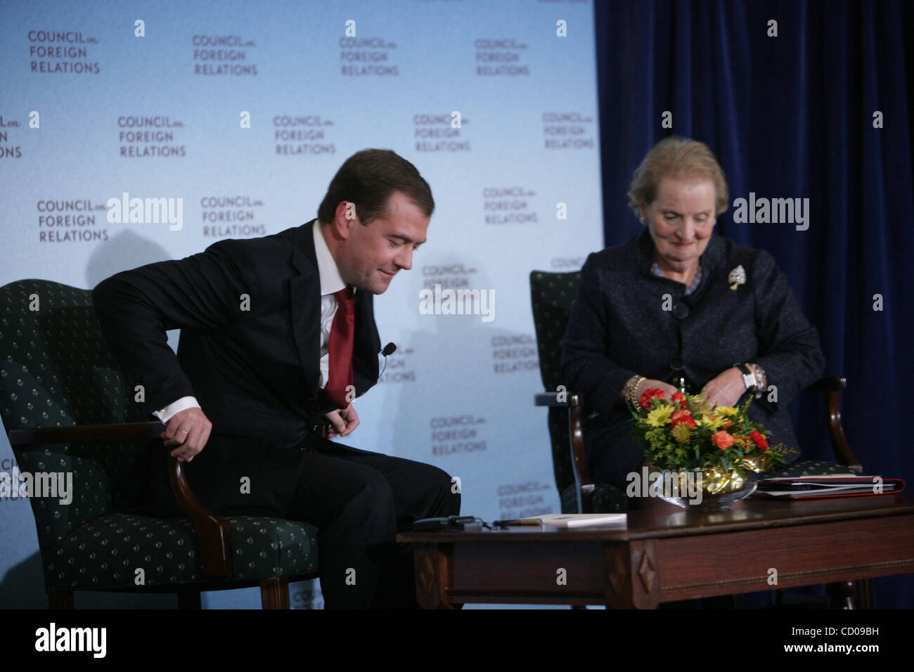 Vertice del G20 a Washington. Più di 20 tra i leader del mondo si sono riuniti presso la Casa Bianca per la due giorni di vertice di emergenza sulla crisi finanziaria globale. Nella foto: il Presidente della Russia Dmitry Medvedev e ex Segretario di Stato statunitense Madeleine Albright in occasione della conferenza stampa Foto Stock