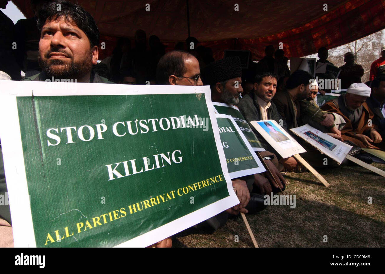 Un attivista appartenenti al Kashmir la fazione moderata di tutte le parti Hurriyat (Libertà) Conferenza (APHC) assiste una protesta a Srinagar Marzo 10, 2008. Il leader e attivisti della APHC, un separatista alleanza politico, sono in possesso di un giorno lungo protesta pacifica lunedì a Srinagar per evidenziare ciò che APH Foto Stock