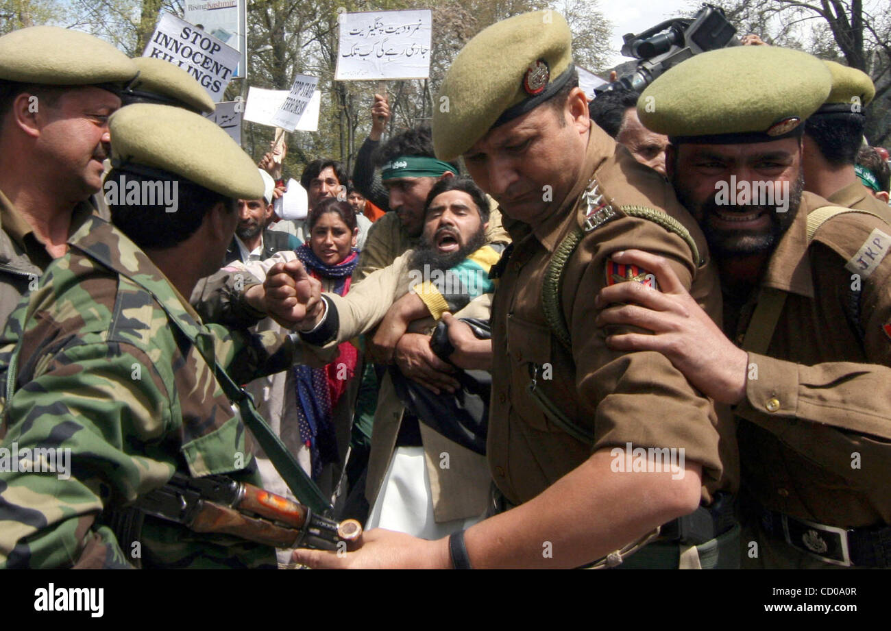 Mar 31, 2008 - Srinagar Kashmir, India - i sostenitori del Jammu Kashmir movimento di massa (JKMM) essendo arrestato durante una manifestazione di protesta a Srinagar Marzo 31, 2008. La polizia indiana arrestate decine di dimostranti che protestavano contro le presunte uccisioni di custodia cautelare dalle forze di sicurezza indiane. I manifestanti hanno anche chiesto Foto Stock