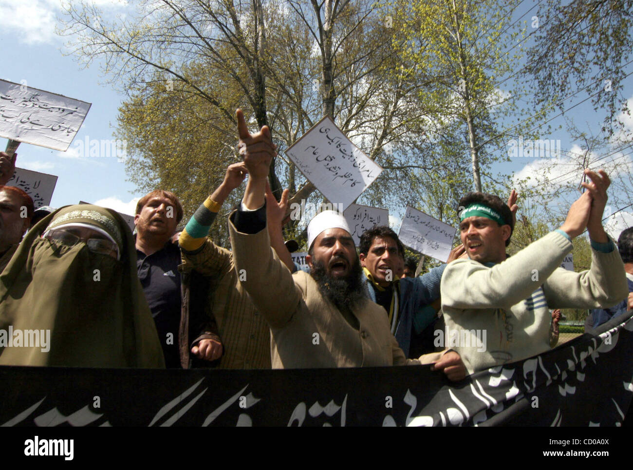 Mar 31, 2008 - Srinagar Kashmir, India - i sostenitori del Jammu Kashmir movimento di massa (JKMM) durante una manifestazione di protesta a Srinagar Marzo 31, 2008. La polizia indiana arrestate decine di dimostranti che protestavano contro le presunte uccisioni di custodia cautelare dalle forze di sicurezza indiane. I manifestanti hanno anche chiesto la sorte Foto Stock