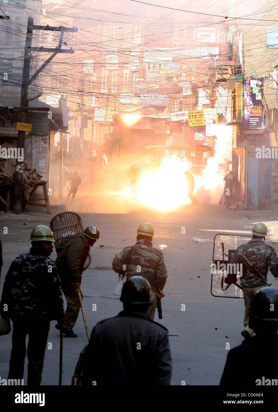 Manifestanti del Kashmir esegui come gas lacrimogeni granata esplode vicino a loro durante una manifestazione di protesta nella capitale Srinagar-Summer del Kashmir indiano il 17 ottobre 2008. Almeno 20 persone, di cui 6 poliziotti sono stati feriti nel Kashmir principale della città il Venerdì quando la polizia indiana si sono scontrati con centinaia di manifestanti in fresco di p Foto Stock