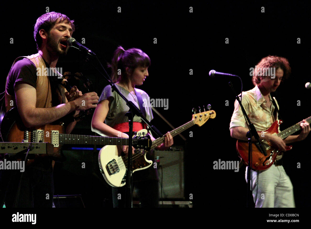 12 apr 2010 - Brooklyn, New York, Stati Uniti - Xylos esegue alla Music Hall di Williamsburg nel quartiere di Brooklyn a New York City. I membri della band sono - Eric Zeiler, Monika Heidemann, Aaron Mendelsohn, Nikki Lancy, Christopher Berry (credito Immagine: © Aviv piccole/ZUMA Press) Foto Stock