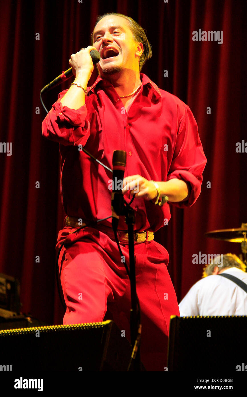 Mike Patton cantante e la fede non più performanti a valle di Coachella Music e Arts Festival di Indio, CA il 17 aprile 2010 Foto Stock