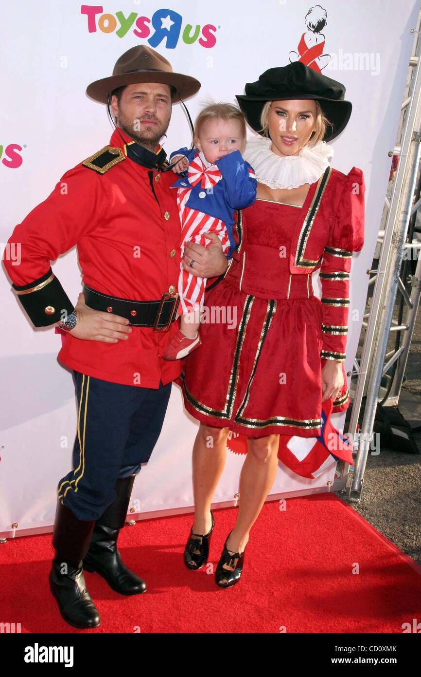 25 ottobre 2008 - Hollywood, California, Stati Uniti - Ho13827CHW.I bambini affetti da AIDS Foundation è ''15TH Annuale sogno HALLOWEEN'' .BARKER HANGAR/SANTA MONICA AIRPORT, Santa Monica, CA .10/25/08.JASON PRIESTLEY E LA MOGLIE AVA PRIESTLEY CON LA FIGLIA NAOMI LOWDE-PRIESTLEY (credito Immagine: Â© Clinton Wa Foto Stock