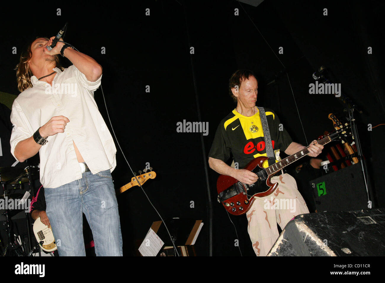 Nov. 16, 2008 - Hollywood, California, Stati Uniti - Mi1328CHW.IL PAT TILLMAN FOUNDATION BENEFICIO DOTATE DI ROBBY KRIEGER E AMICI .il canyon CLUB AGOURA hills , california 11-16-2008.BRETT lo scalogno di eseguire sul palco con ROBBY KRIEGER DELLE PORTE (credito Immagine: Â© Clinton Wallace/Globe foto/ZUM Foto Stock