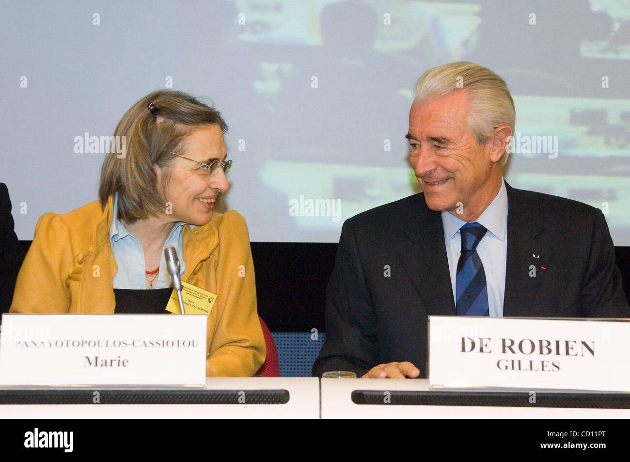Membro del Parlamento Europeam (MEP) dalla Grecia, rappresentante della Confederazione Greca delle grandi famiglie in COFACE Marie PANAYOTOPOULOS-CASSIOTOU (L) e uomo politico francese, ex Ministero dell'istruzione De Robiel Gilles prende parte al secondo Forum demografico europeo alla Commissione europea headqu Foto Stock