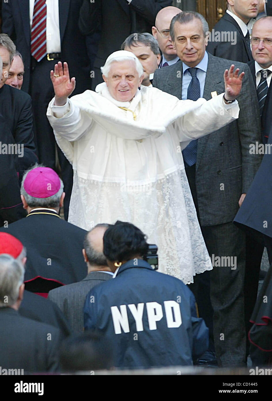 Apr. 19, 2008 - New York New York, Stati Uniti - Il Santo Padre Benedetto XVI arriva alla Cattedrale di Saint Patrick a New York 19-04-2008. - 2008.K57775TGA(Immagine di credito: Â© Terry Gatanis/Globe foto/ZUMAPRESS.com) Foto Stock