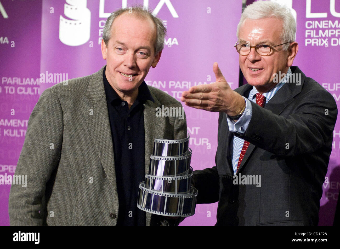 Il Presidente del Parlamento europeo Hans-Gert Pottering (R) della Repubblica federale di Germania le mani il Premio Lux al regista belga Luc Dardenne per 'Le silence de Lorna' durante il Lux cerimonia di premiazione presso il Parlamento europeo nel nord-est della città francese di Strasburgo il 22 ottobre 2008. Il riconoscimento premia i film che mostra Foto Stock