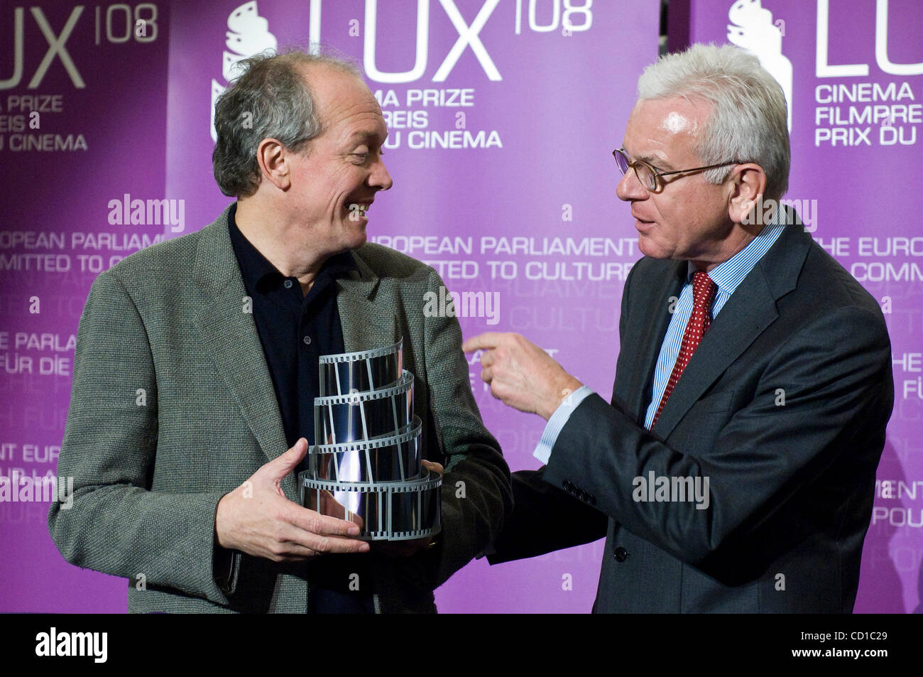Il Presidente del Parlamento europeo Hans-Gert Pottering (R) della Repubblica federale di Germania le mani il Premio Lux al regista belga Luc Dardenne per 'Le silence de Lorna' durante il Lux cerimonia di premiazione presso il Parlamento europeo nel nord-est della città francese di Strasburgo il 22 ottobre 2008. Il riconoscimento premia i film che mostra Foto Stock