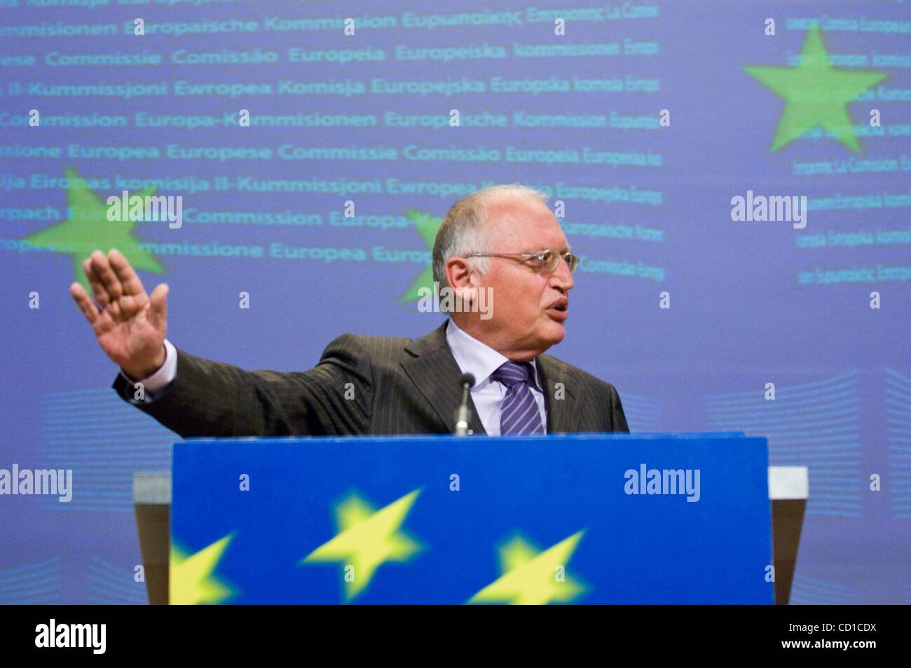 Oct 29, 2008 - Bruxelles, Belgio - Tedesco il Commissario europeo per le Imprese e Industria Guenther Verheugen e associazione dei costruttori europei di automobili (ACEA) Direttore della scheda che è anche PSA Peugeot Citroen Chief Executive Christian Streiff tenere una conferenza stampa nella Commissione europea il capo Foto Stock