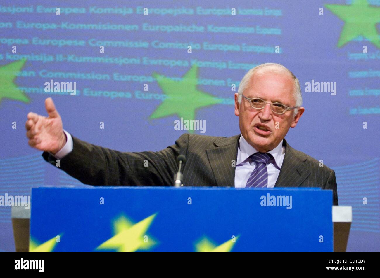 Oct 29, 2008 - Bruxelles, Belgio - Tedesco il Commissario europeo per le Imprese e Industria Guenther Verheugen e associazione dei costruttori europei di automobili (ACEA) Direttore della scheda che è anche PSA Peugeot Citroen Chief Executive Christian Streiff tenere una conferenza stampa nella Commissione europea il capo Foto Stock