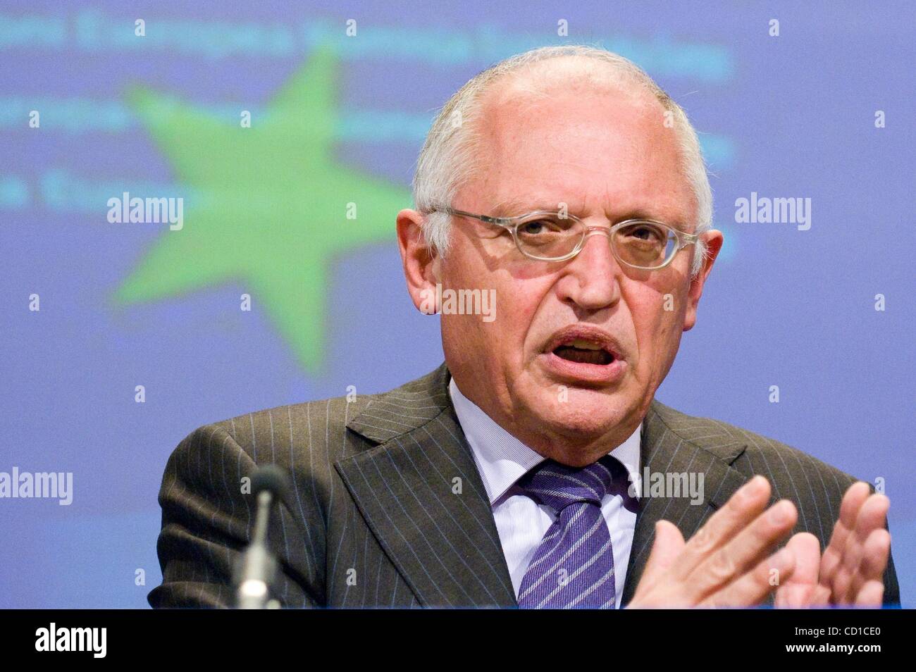 Oct 29, 2008 - Bruxelles, Belgio - Tedesco il Commissario europeo per le Imprese e Industria Guenther Verheugen e associazione dei costruttori europei di automobili (ACEA) Direttore della scheda che è anche PSA Peugeot Citroen Chief Executive Christian Streiff tenere una conferenza stampa nella Commissione europea il capo Foto Stock