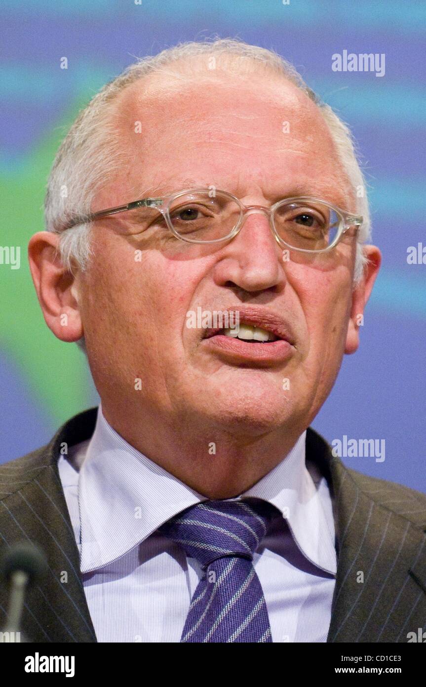 Oct 29, 2008 - Bruxelles, Belgio - Tedesco il Commissario europeo per le Imprese e Industria Guenther Verheugen e associazione dei costruttori europei di automobili (ACEA) Direttore della scheda che è anche PSA Peugeot Citroen Chief Executive Christian Streiff tenere una conferenza stampa nella Commissione europea il capo Foto Stock