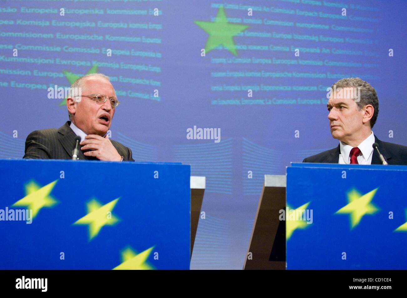 Oct 29, 2008 - Bruxelles, Belgio - Tedesco il Commissario europeo per le Imprese e Industria Guenther Verheugen e associazione dei costruttori europei di automobili (ACEA) Direttore della scheda che è anche PSA Peugeot Citroen Chief Executive Christian Streiff (R) tenere una conferenza stampa presso la Commissione europea h Foto Stock