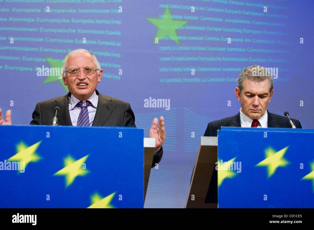 Oct 29, 2008 - Bruxelles, Belgio - Tedesco il Commissario europeo per le Imprese e Industria Guenther Verheugen e associazione dei costruttori europei di automobili (ACEA) Direttore della scheda che è anche PSA Peugeot Citroen Chief Executive Christian Streiff (R) tenere una conferenza stampa presso la Commissione europea h Foto Stock