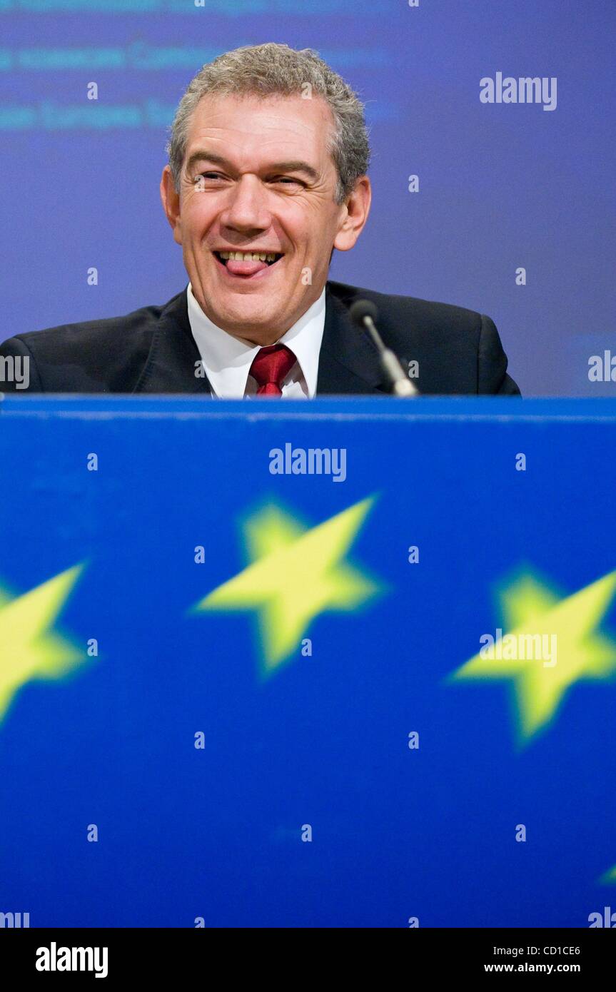Oct 29, 2008 - Bruxelles, Belgio - Tedesco il Commissario europeo per le Imprese e Industria Guenther Verheugen (non mostrato) e associazione dei costruttori europei di automobili (ACEA) Direttore della scheda che è anche PSA Peugeot Citroen Chief Executive Christian Streiff tenere una conferenza stampa per la Comunità europea Foto Stock