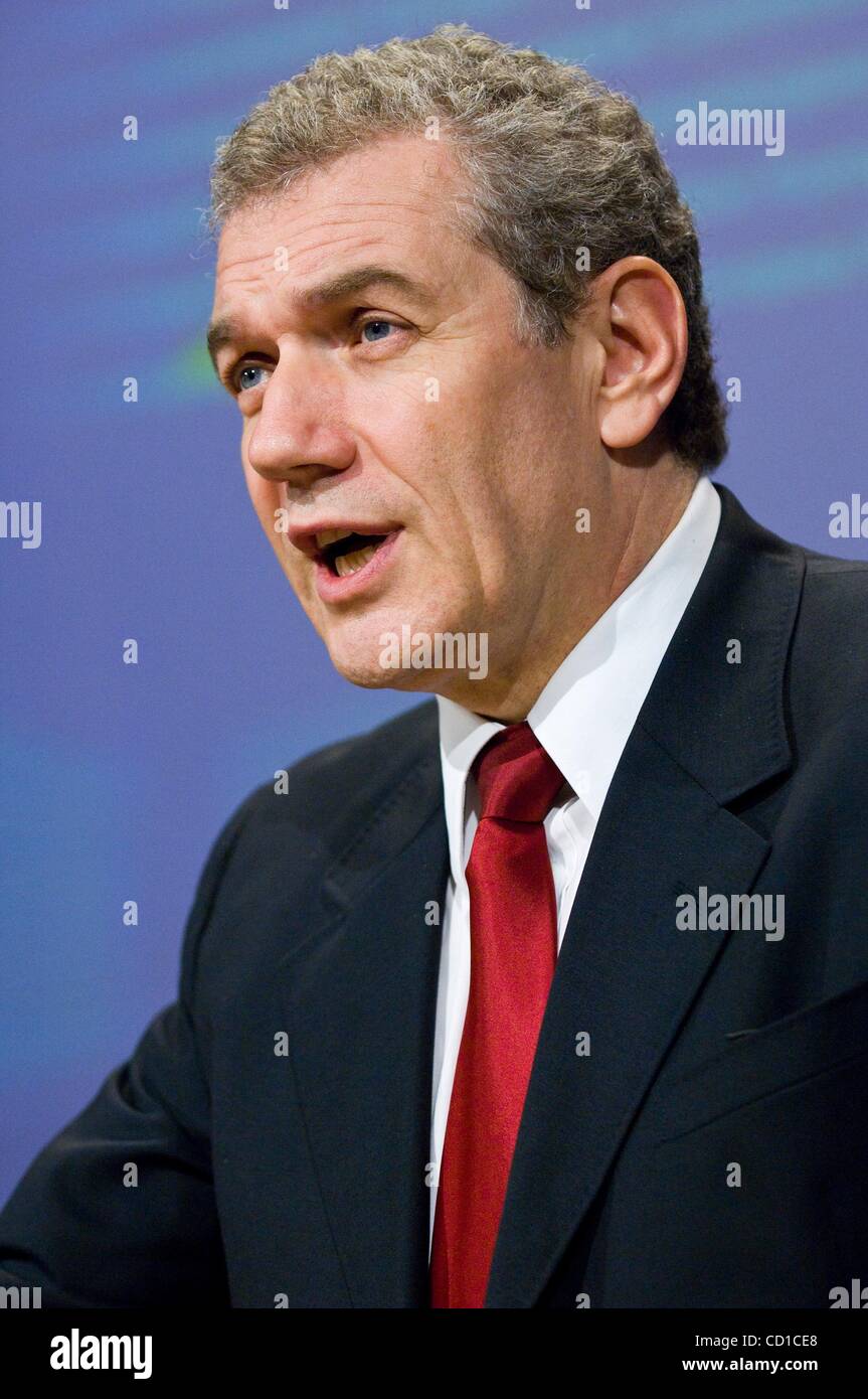 Oct 29, 2008 - Bruxelles, Belgio - Tedesco il Commissario europeo per le Imprese e Industria Guenther Verheugen (non mostrato) e associazione dei costruttori europei di automobili (ACEA) Direttore della scheda che è anche PSA Peugeot Citroen Chief Executive Christian Streiff tenere una conferenza stampa per la Comunità europea Foto Stock