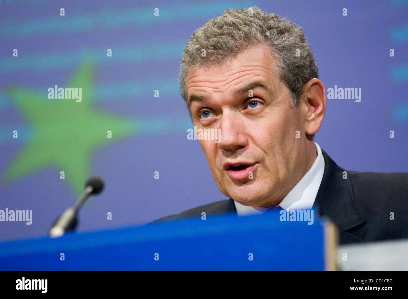 Oct 29, 2008 - Bruxelles, Belgio - Tedesco il Commissario europeo per le Imprese e Industria Guenther Verheugen (non mostrato) e associazione dei costruttori europei di automobili (ACEA) Direttore della scheda che è anche PSA Peugeot Citroen Chief Executive Christian Streiff tenere una conferenza stampa per la Comunità europea Foto Stock