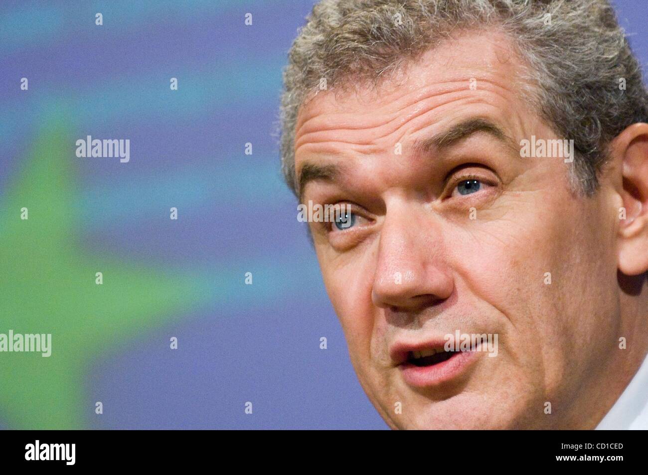 Oct 29, 2008 - Bruxelles, Belgio - Tedesco il Commissario europeo per le Imprese e Industria Guenther Verheugen (non mostrato) e associazione dei costruttori europei di automobili (ACEA) Direttore della scheda che è anche PSA Peugeot Citroen Chief Executive Christian Streiff tenere una conferenza stampa per la Comunità europea Foto Stock