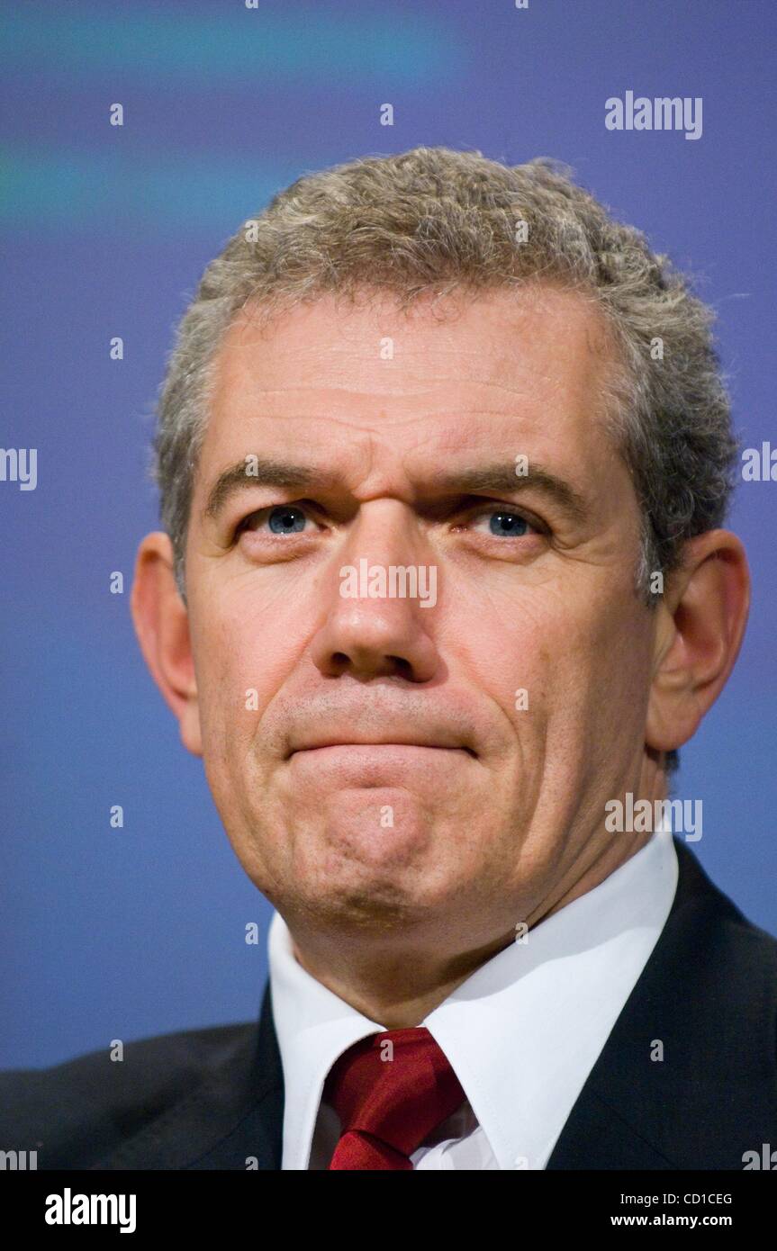 Oct 29, 2008 - Bruxelles, Belgio - Tedesco il Commissario europeo per le Imprese e Industria Guenther Verheugen (non mostrato) e associazione dei costruttori europei di automobili (ACEA) Direttore della scheda che è anche PSA Peugeot Citroen Chief Executive Christian Streiff tenere una conferenza stampa per la Comunità europea Foto Stock